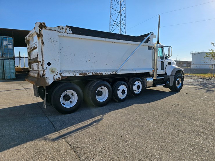 #22366-•-2016-mack-gu713-quad-axle-dump-truck-image-34