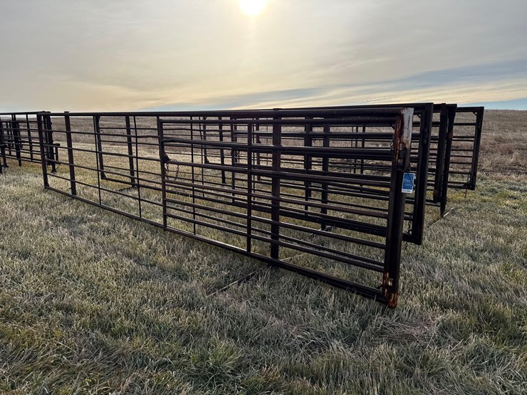 freestanding-panel-with-gate-image-2