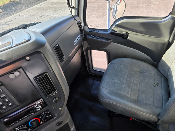 #22366-•-2016-mack-gu713-quad-axle-dump-truck-image-114