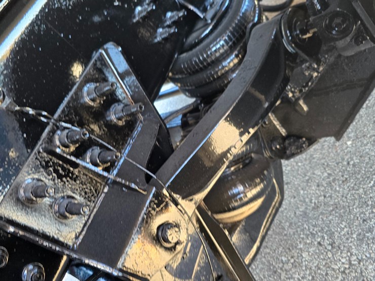 #22366-•-2016-mack-gu713-quad-axle-dump-truck-image-131