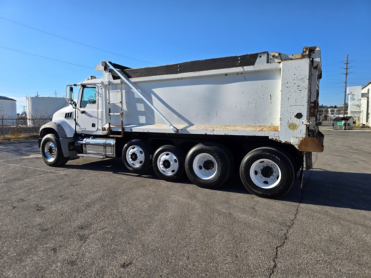 #22366-•-2016-mack-gu713-quad-axle-dump-truck-image-15