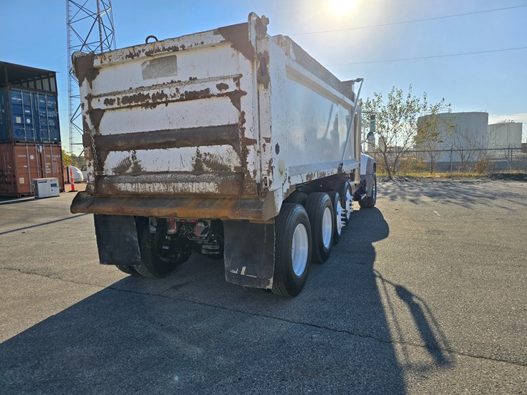 #22366-•-2016-mack-gu713-quad-axle-dump-truck-image-29