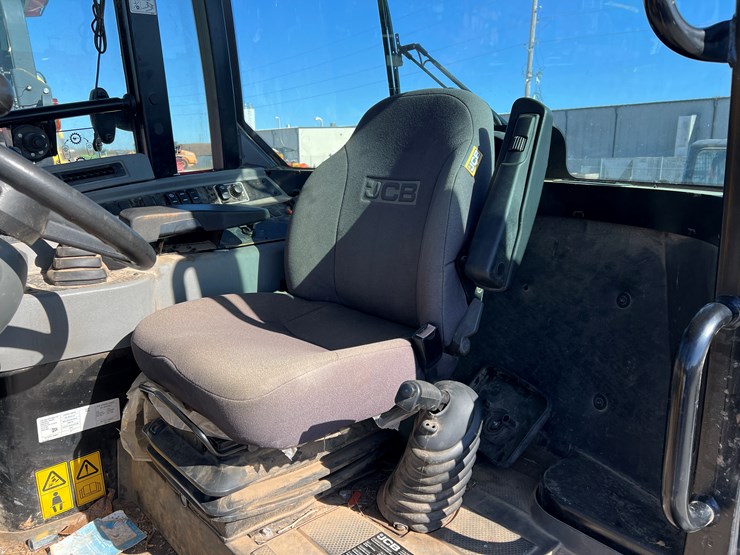 2022-jcb-tm220-image-7