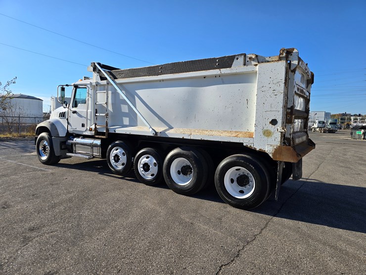#22366-•-2016-mack-gu713-quad-axle-dump-truck-image-16
