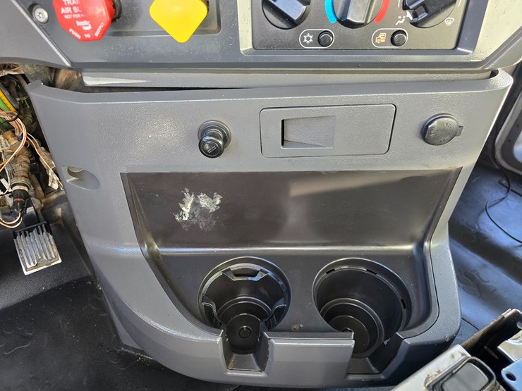 #22366-•-2016-mack-gu713-quad-axle-dump-truck-image-96