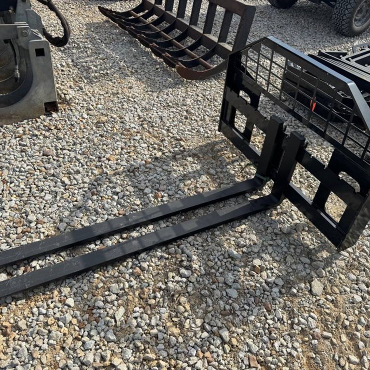 #4986 • New/Unused 60" Pallet Forks