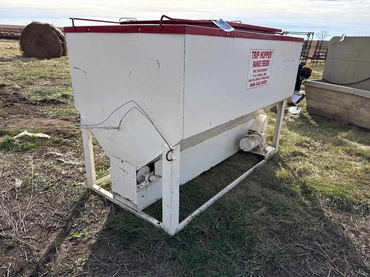 t-&-s-trip-hopper-cake-feeder-image-3