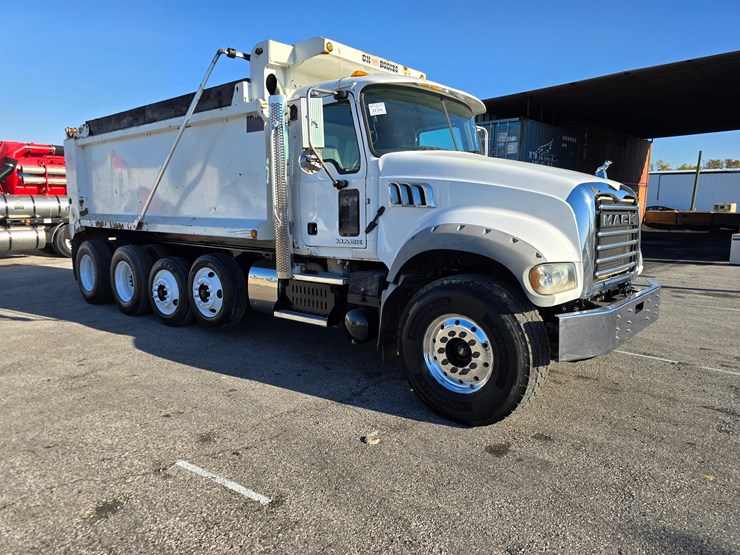 #22366-•-2016-mack-gu713-quad-axle-dump-truck-image-52