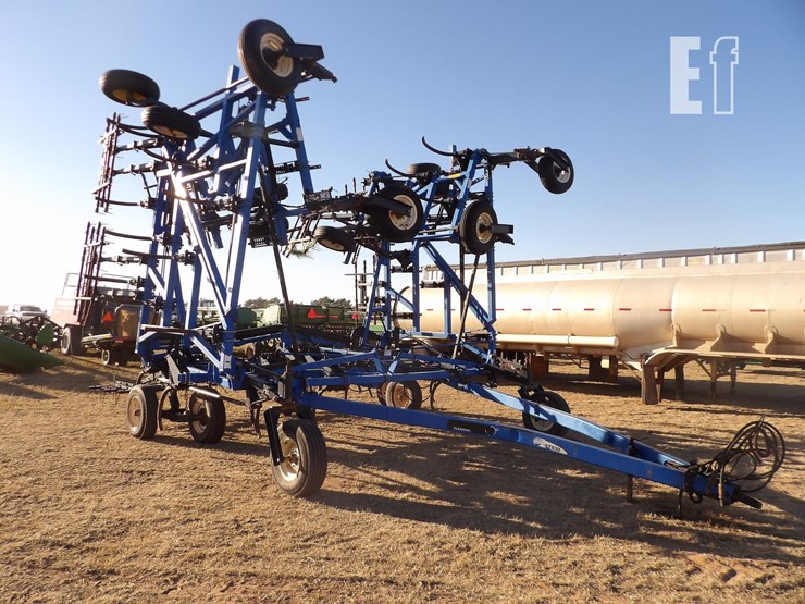 new-holland-st830-image-1