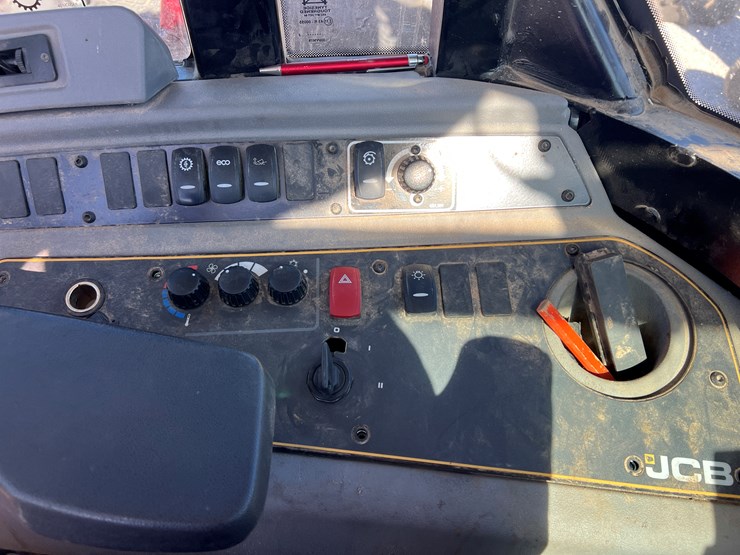 2022-jcb-tm220-image-12