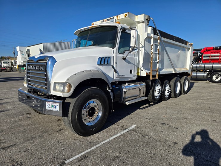 #22366-•-2016-mack-gu713-quad-axle-dump-truck-image-3