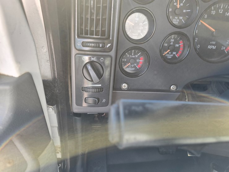 #22366-•-2016-mack-gu713-quad-axle-dump-truck-image-109