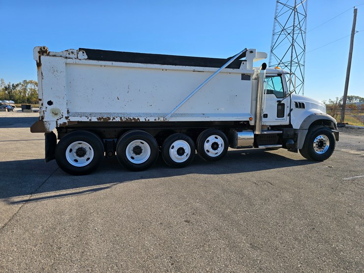 #22366-•-2016-mack-gu713-quad-axle-dump-truck-image-40