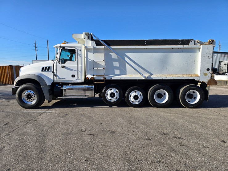 #22366-•-2016-mack-gu713-quad-axle-dump-truck-image-10