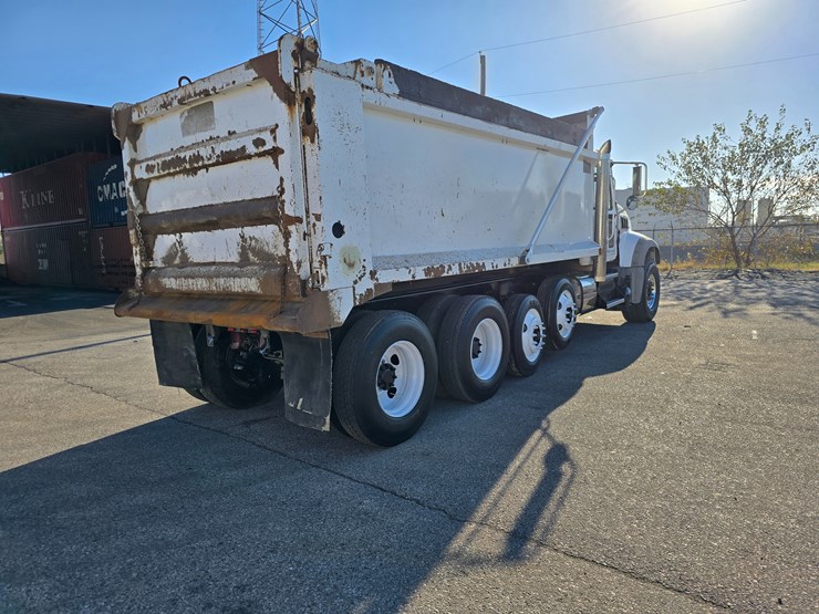 #22366-•-2016-mack-gu713-quad-axle-dump-truck-image-31