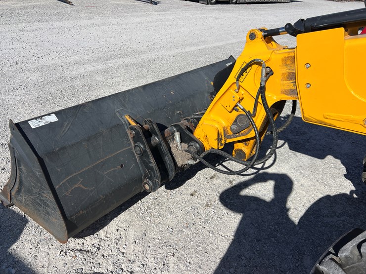 2022-jcb-tm220-image-3