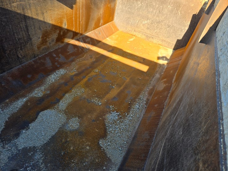 #22366-•-2016-mack-gu713-quad-axle-dump-truck-image-161