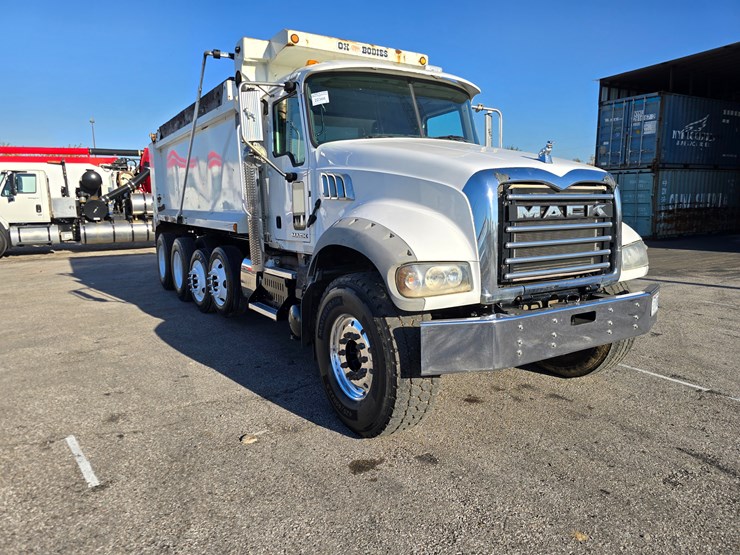 #22366-•-2016-mack-gu713-quad-axle-dump-truck-image-55