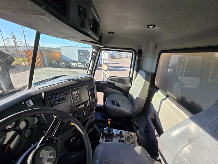 #22366-•-2016-mack-gu713-quad-axle-dump-truck-image-89