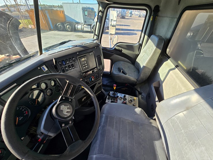 #22366-•-2016-mack-gu713-quad-axle-dump-truck-image-90