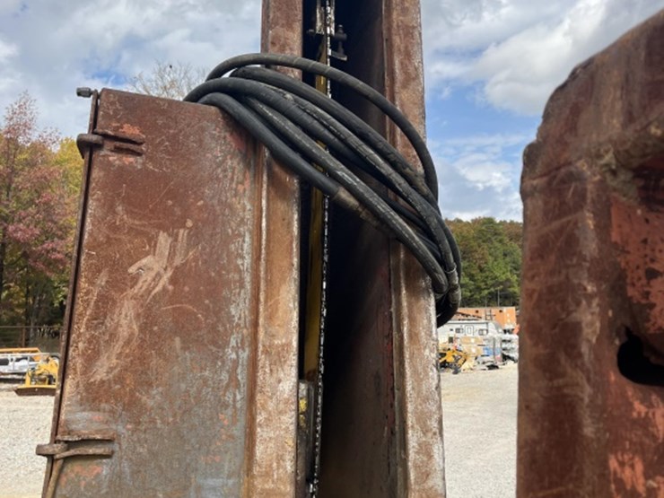 2014-caterpillar-559c-image-18