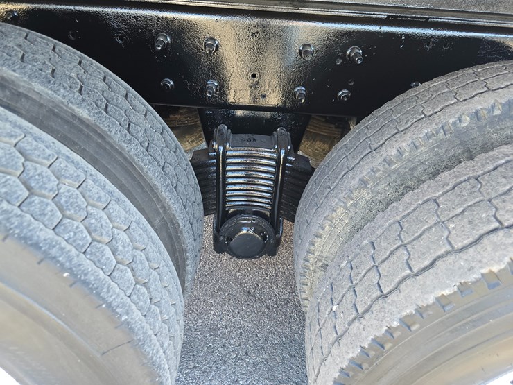 #22366-•-2016-mack-gu713-quad-axle-dump-truck-image-141