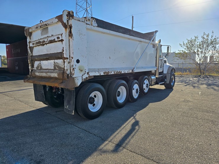 #22366-•-2016-mack-gu713-quad-axle-dump-truck-image-32