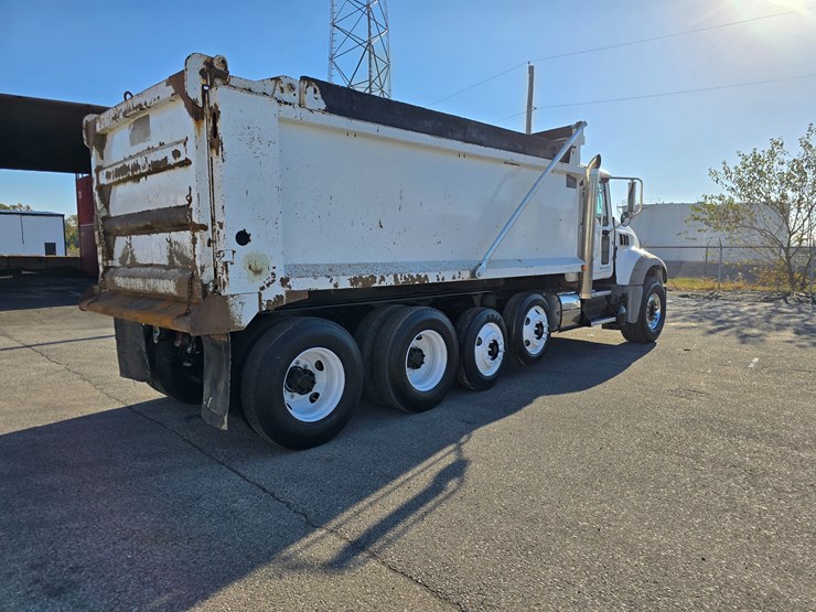 #22366-•-2016-mack-gu713-quad-axle-dump-truck-image-33