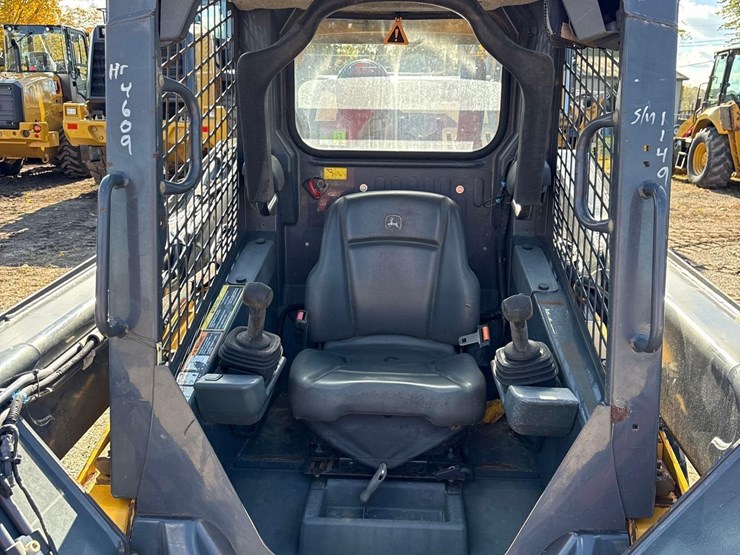 2021-deere-324g-image-11