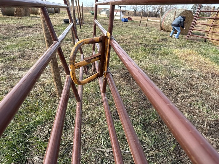 hyqual-portable-livestock-panels-image-3