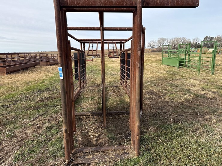 double-livestock-working-alley-image-7