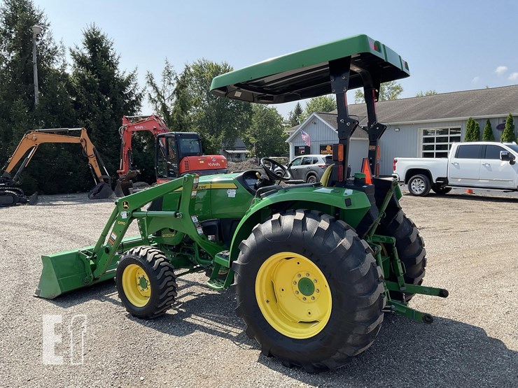 2017-john-deere-4052m-image-3