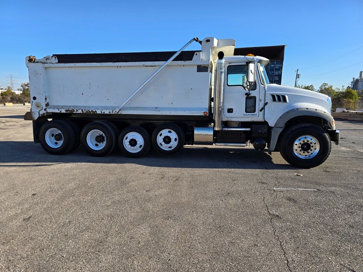 #22366-•-2016-mack-gu713-quad-axle-dump-truck-image-43