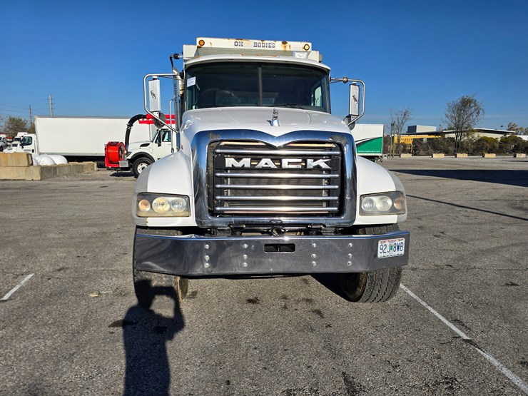 #22366-•-2016-mack-gu713-quad-axle-dump-truck-image-59