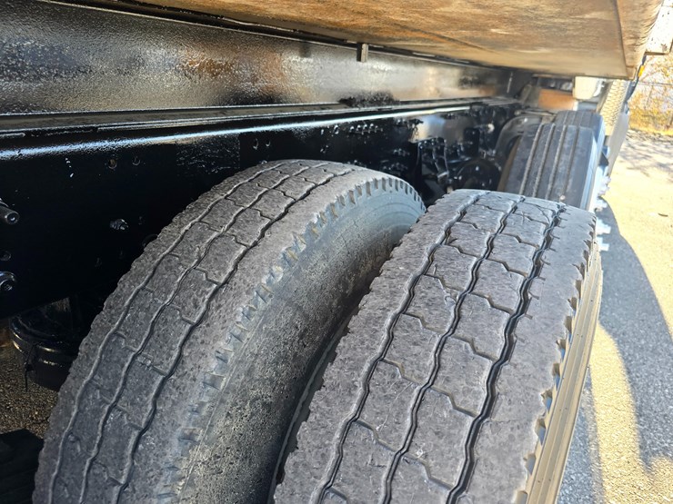 #22366-•-2016-mack-gu713-quad-axle-dump-truck-image-143