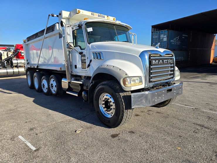 #22366-•-2016-mack-gu713-quad-axle-dump-truck-image-53