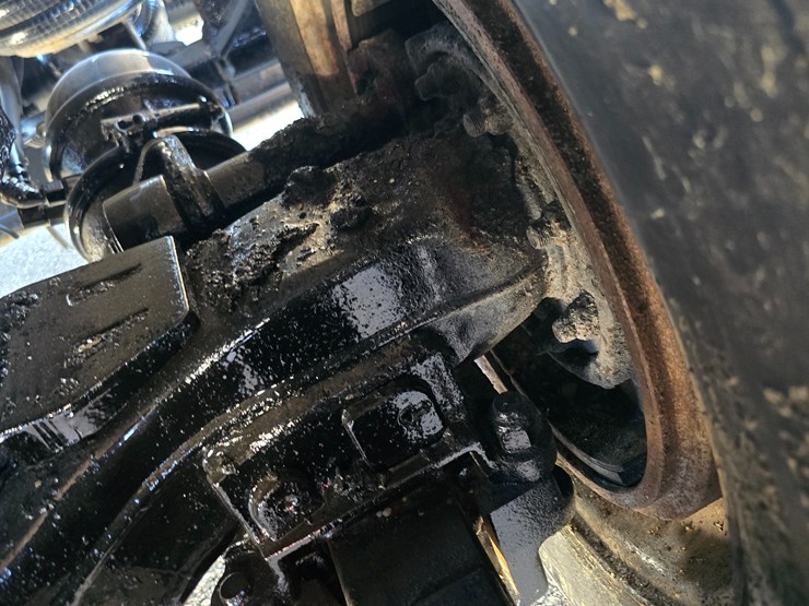 #22366-•-2016-mack-gu713-quad-axle-dump-truck-image-145