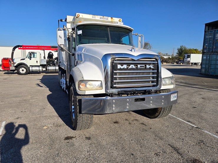 #22366-•-2016-mack-gu713-quad-axle-dump-truck-image-56
