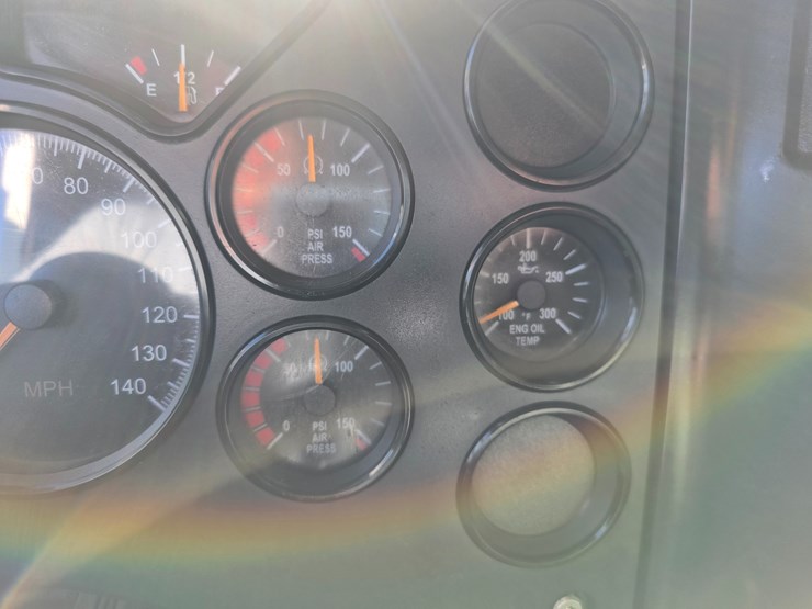 #22366-•-2016-mack-gu713-quad-axle-dump-truck-image-120