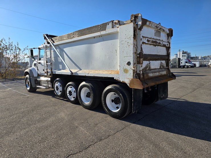 #22366-•-2016-mack-gu713-quad-axle-dump-truck-image-18