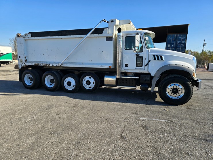 #22366-•-2016-mack-gu713-quad-axle-dump-truck-image-46