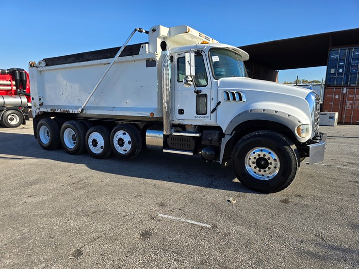 #22366-•-2016-mack-gu713-quad-axle-dump-truck-image-49