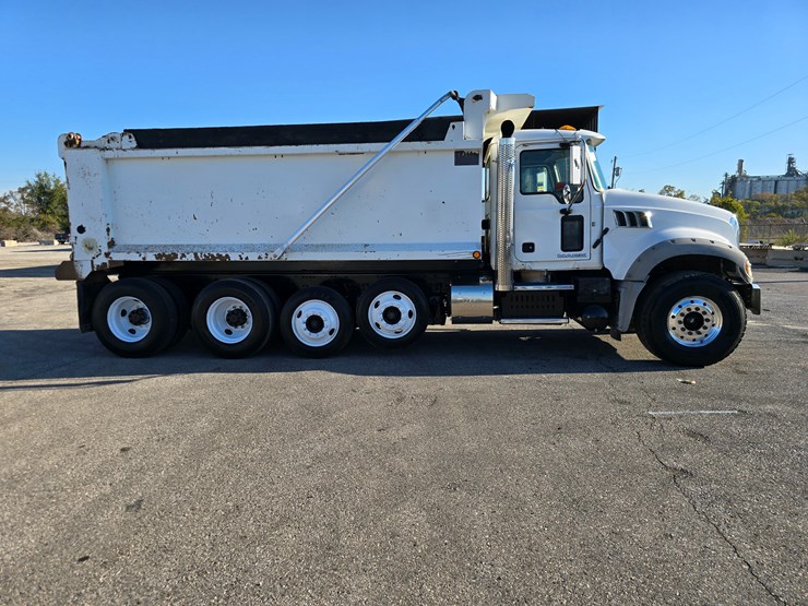 #22366-•-2016-mack-gu713-quad-axle-dump-truck-image-44