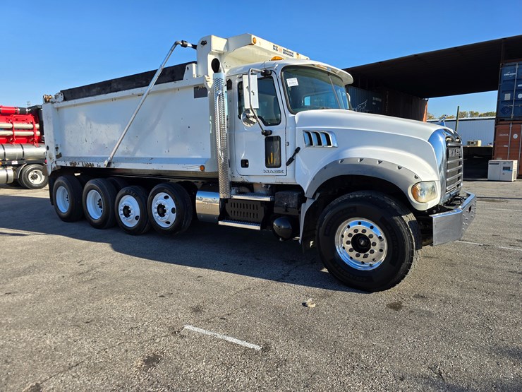 #22366-•-2016-mack-gu713-quad-axle-dump-truck-image-50