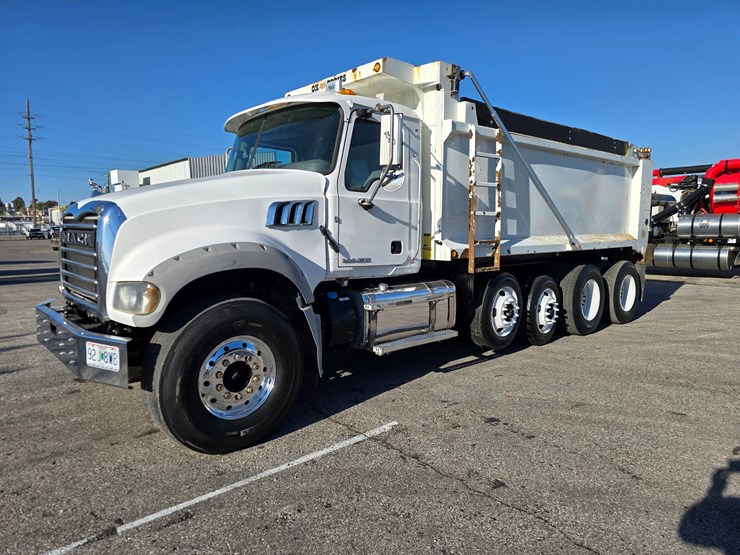 #22366-•-2016-mack-gu713-quad-axle-dump-truck-image-4