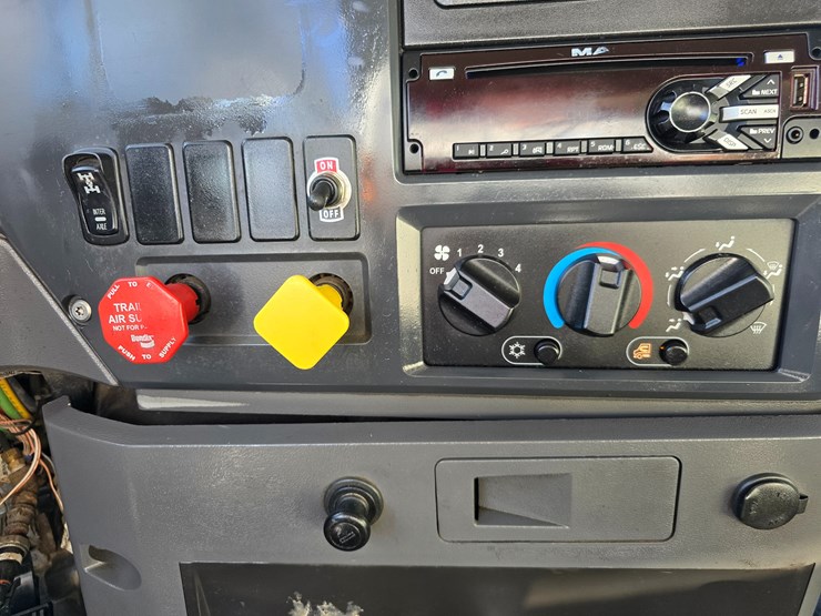 #22366-•-2016-mack-gu713-quad-axle-dump-truck-image-97