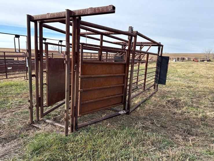 double-livestock-working-alley-image-1