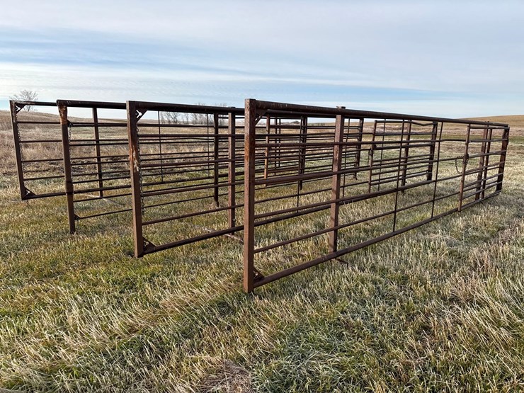 freestanding-panel-with-gate-image-3