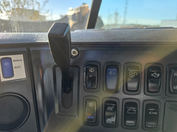 #22366-•-2016-mack-gu713-quad-axle-dump-truck-image-101