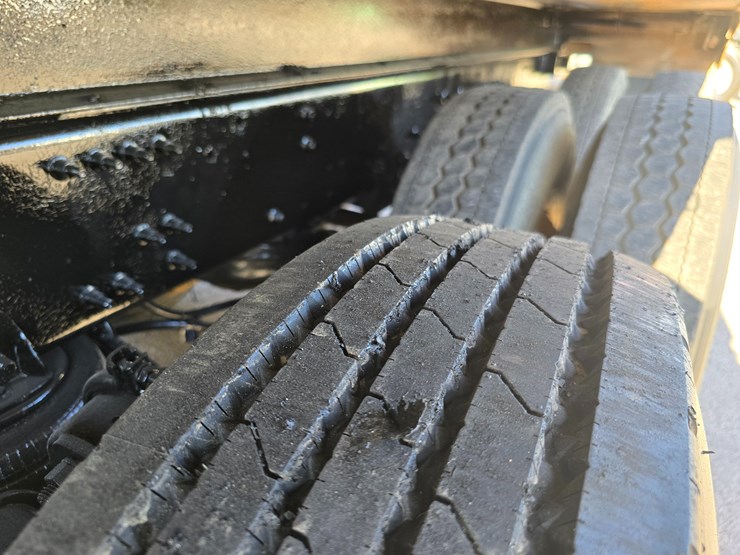 #22366-•-2016-mack-gu713-quad-axle-dump-truck-image-130